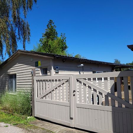 Rustig Gelegen Chalet Solvo Met Terras Aan Het Water Гел Экстерьер фото