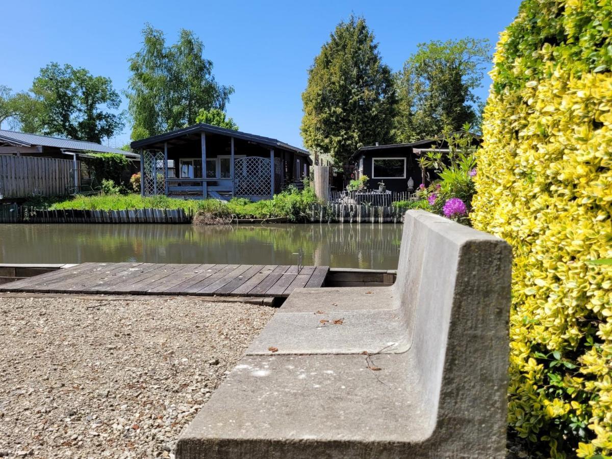 Rustig Gelegen Chalet Solvo Met Terras Aan Het Water Гел Экстерьер фото